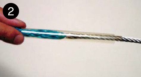 両方のネットコードを収縮チューブの中央部まで挿入してください。まきぐせがついている部分はワイヤーカッターなどで切断してから挿入してください。