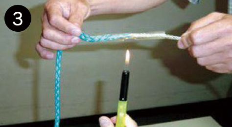 収縮チューブを加熱し、収縮させて十分密着させてください。加熱はチューブの端からゆっくり回しながらおこない、均一に熱が当たるようにしてください。