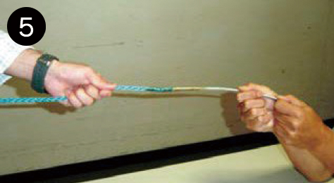 スチールワイヤーの反対端をゆっく りひき抜き交換完了です。